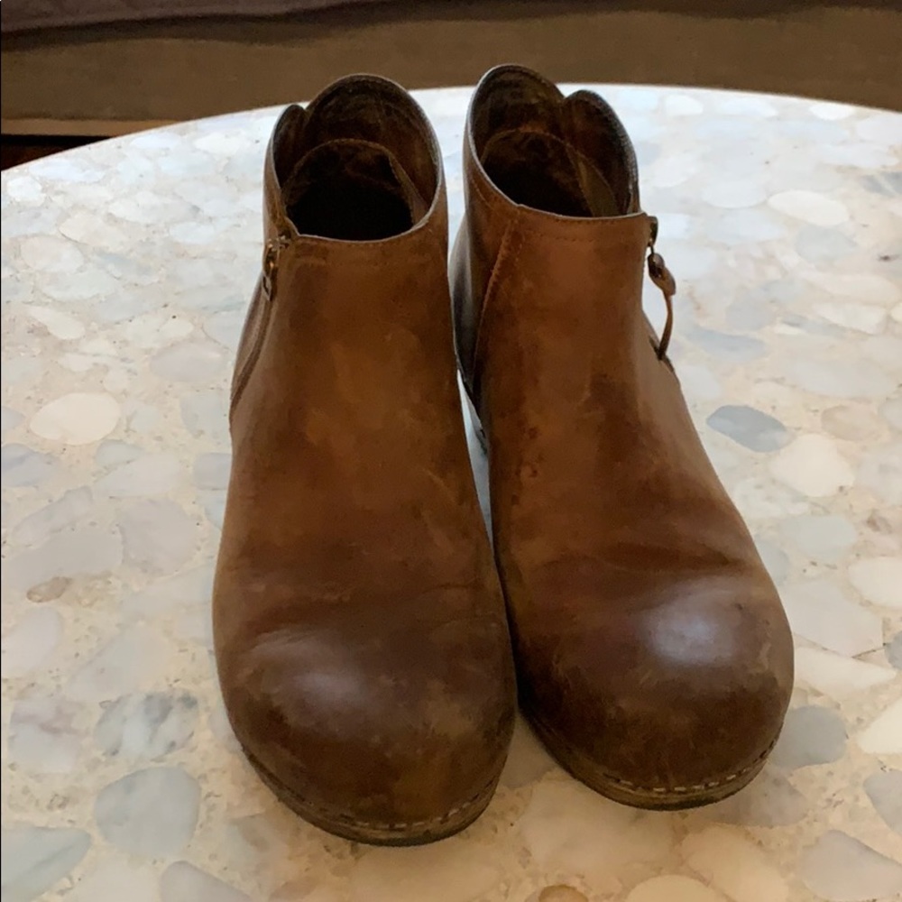 Dansko Max Veg bootie in Saddle